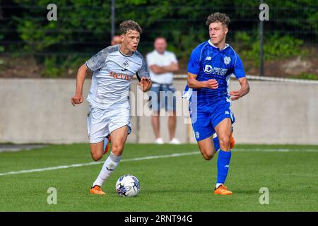 Swansea, Wales. 2. September 2023. Thomas Woodward aus Swansea City unter dem Druck von Trey George aus Cardiff City während des Spiels des U18 Professional Development League Cup zwischen Swansea City und Cardiff City an der Swansea City Academy in Swansea, Wales, UK am 2. September 2023. Quelle: Duncan Thomas/Majestic Media/Alamy Live News. Stockfoto