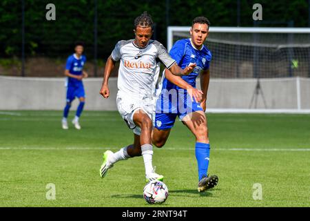 Swansea, Wales. 2. September 2023. Sammy Henia-Kamau aus Swansea City unter dem Druck von Alyas Debono aus Cardiff City während des Spiels des U18 Professional Development League Cup zwischen Swansea City und Cardiff City an der Swansea City Academy in Swansea, Wales, UK am 2. September 2023. Quelle: Duncan Thomas/Majestic Media/Alamy Live News. Stockfoto