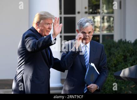 (171102) -- WASHINGTON, 2. November 2017 -- US-Präsident Donald Trump (L) und Gouverneur der Federal Reserve Jerome Powell nehmen am 2. November 2017 an einer Nominierungszeremonie im Rosengarten des Weißen Hauses in Washington D.C., USA, Teil. US-Präsident Donald Trump gab am Donnerstag seine Ernennung zum Gouverneur der US-Notenbank Jerome Powell als nächsten Chef der Zentralbank bekannt. U.S.-WASHINGTON D.C.-FED-CHAIR-NOMINEE-JEROME POWELL YINXBOGU PUBLICATIONXNOTXINXCHN Stockfoto