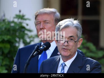 (171102) -- WASHINGTON, 2. November 2017 -- US-Notenbankgouverneur Jerome Powell (R) spricht am 2. November 2017 eine Nominierungszeremonie mit Präsident Donald Trump im Rosengarten des Weißen Hauses in Washington D.C., USA. US-Präsident Donald Trump gab am Donnerstag seine Ernennung zum Gouverneur der US-Notenbank Jerome Powell als nächsten Chef der Zentralbank bekannt. U.S.-WASHINGTON D.C.-FED-CHAIR-NOMINEE-JEROME POWELL YINXBOGU PUBLICATIONXNOTXINXCHN Stockfoto