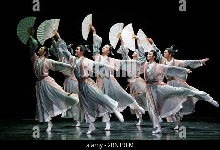 (171103) -- PEKING, 3. November 2017 -- Tänzer der Beijing Dance Academy treten bei der Eröffnungszeremonie des 11. China Dance Lotus Award für chinesischen klassischen Tanz in Peking, Hauptstadt von China, am 2. November 2017 auf. )(wsw) CHINA-BEIJING-DANCE AWARD (CN) CaixYang PUBLICATIONxNOTxINxCHN Stockfoto