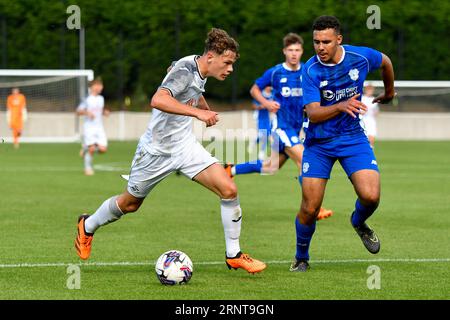 Swansea, Wales. 2. September 2023. Thomas Woodward aus Swansea City unter dem Druck von Alyas Debono aus Cardiff City während des Spiels der U18 Professional Development League Cup zwischen Swansea City und Cardiff City an der Swansea City Academy in Swansea, Wales, UK am 2. September 2023. Quelle: Duncan Thomas/Majestic Media/Alamy Live News. Stockfoto