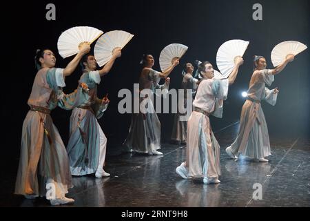 (171103) -- PEKING, 3. November 2017 -- Tänzer der Beijing Dance Academy treten während des Wettbewerbs des 11. China Dance Lotus Award für chinesischen klassischen Tanz in Peking, Hauptstadt Chinas, am 2. November 2017 auf. )(wsw) CHINA-BEIJING-DANCE AWARD (CN) CaixYang PUBLICATIONxNOTxINxCHN Stockfoto