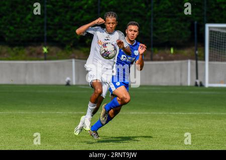 Swansea, Wales. 2. September 2023. Sammy Henia-Kamau aus Swansea City schützt den Ball vor Alyas Debono aus Cardiff City während des Spiels der U18 Professional Development League Cup zwischen Swansea City und Cardiff City an der Swansea City Academy in Swansea, Wales, UK am 2. September 2023. Quelle: Duncan Thomas/Majestic Media/Alamy Live News. Stockfoto