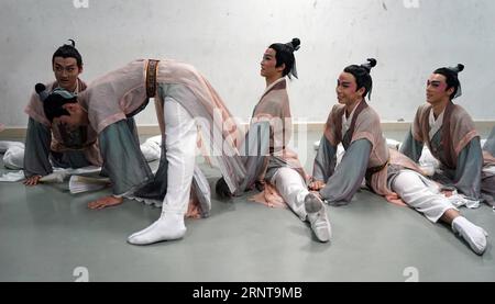 (171103) -- PEKING, 3. Nov. 2017 -- Tänzer der Beijing Dance Academy Proben vor dem Auftritt während des 11. China Dance Lotus Award für chinesischen klassischen Tanz in Peking, Hauptstadt von China, 2. Nov. 2017. )(wsw) CHINA-BEIJING-DANCE AWARD (CN) CaixYang PUBLICATIONxNOTxINxCHN Stockfoto