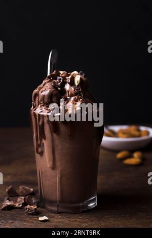 Glas gefüllt mit Schokoladen-Eis-Dessert Stockfoto