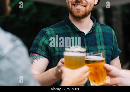 Gruppe männlicher Freunde, die mit Glasbier feiern Stockfoto