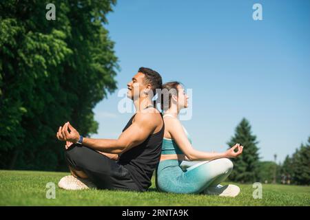 Mann, Frau, die im Freien Yoga praktiziert Stockfoto