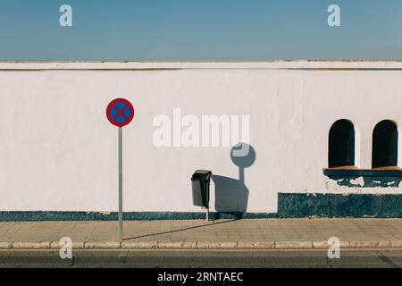 Kein Parkschild im Vorderhaus Stockfoto
