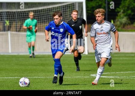 Swansea, Wales. 2. September 2023. Trey George aus Cardiff City unter dem Druck von Callum Deacon aus Swansea City während des Spiels des U18 Professional Development League Cup zwischen Swansea City und Cardiff City an der Swansea City Academy in Swansea, Wales, UK am 2. September 2023. Quelle: Duncan Thomas/Majestic Media/Alamy Live News. Stockfoto