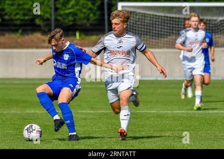 Swansea, Wales. 2. September 2023. Trey George aus Cardiff City schirmt den Ball während des Spiels der U18 Professional Development League Cup zwischen Swansea City und Cardiff City an der Swansea City Academy in Swansea, Wales, UK am 2. September 2023 vor Callum Deacon of Swansea City ab. Quelle: Duncan Thomas/Majestic Media/Alamy Live News. Stockfoto