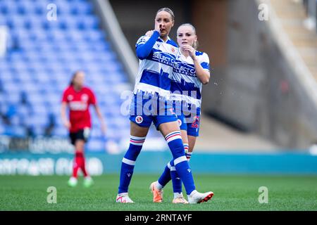 Lily Woodham (28 Reading) tröstet Sanne Troelsgaard (51 Reading), nachdem Troelsgaard während des Barclays FA Womens Championship-Spiels zwischen Reading und Charlton Athletic im Select Car Leasing Stadium in London, England, abgesetzt wurde. (Liam Asman/SPP) Credit: SPP Sport Press Photo. Alamy Live News Stockfoto