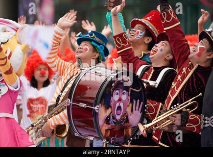 (171104) -- ZHUHAI, 4. November 2017 -- Zirkusdarsteller werden auf einem platz der Zhuhai Chimelong Hengqin International Circus City in der südchinesischen Provinz Guangdong am 4. November 2017 gesehen. Vom 18. Bis 25. November findet hier das 4. China International Circus Festival statt. )(mcg) CHINA-GUANGDONG-ZHUHAI-CIRCUS FESTIVAL (CN) LiuxDawei PUBLICATIONxNOTxINxCHN Stockfoto