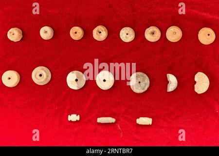 (171105) -- SANMING, 5. November 2017 -- Foto vom 5. November 2017 zeigt die Keramik, die in den Ruinen von Nanshan in der südöstlichen chinesischen Provinz Fujian gefunden wurde. Chinesische Archäologen haben eine große Menge an karbonisierten Reiskörnern in Höhlen aus der New Stone Age gefunden, was die konventionelle Ansicht, dass Höhlenbewohner ausschließlich Jäger waren und kein Land für Nahrung anbauten, in Frage stellte. ) (Zkr) CHINA-FUJIAN-ARCHAEOLOGY(CN) LixHe PUBLICATIONxNOTxINxCHN Stockfoto