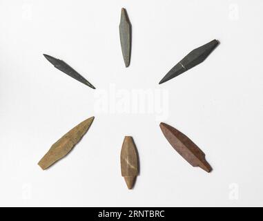 (171105) -- SANMING, 5. November 2017 -- Foto vom 5. November 2017 zeigt die Steinpfeile, die in den Ruinen von Nanshan in der südöstlichen chinesischen Provinz Fujian gefunden wurden. Chinesische Archäologen haben eine große Menge an karbonisierten Reiskörnern in Höhlen aus der New Stone Age gefunden, was die konventionelle Ansicht, dass Höhlenbewohner ausschließlich Jäger waren und kein Land für Nahrung anbauten, in Frage stellte. ) (Zkr) CHINA-FUJIAN-ARCHAEOLOGY(CN) LixHe PUBLICATIONxNOTxINxCHN Stockfoto
