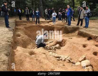 (171105) -- SANMING, 5. November 2017 -- Archäologen arbeiten in den Nanshan-Ruinen, südöstliche chinesische Provinz Fujian, 5. November 2017. Chinesische Archäologen haben eine große Menge an karbonisierten Reiskörnern in Höhlen aus der New Stone Age gefunden, was die konventionelle Ansicht, dass Höhlenbewohner ausschließlich Jäger waren und kein Land für Nahrung anbauten, in Frage stellte. ) (Zkr) CHINA-FUJIAN-ARCHAEOLOGY(CN) LixHe PUBLICATIONxNOTxINxCHN Stockfoto