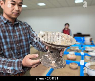 (171105) -- SANMING, 5. November 2017 -- ein Archäologe zeigt Keramik, die in den Nanshan-Ruinen in der südöstlichen chinesischen Provinz Fujian gefunden wurde, 5. November 2017. Chinesische Archäologen haben eine große Menge an karbonisierten Reiskörnern in Höhlen aus der New Stone Age gefunden, was die konventionelle Ansicht, dass Höhlenbewohner ausschließlich Jäger waren und kein Land für Nahrung anbauten, in Frage stellte. ) (Zkr) CHINA-FUJIAN-ARCHAEOLOGY(CN) LixHe PUBLICATIONxNOTxINxCHN Stockfoto