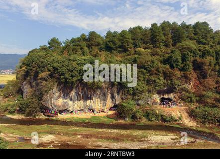 (171105) -- SANMING, 5. November 2017 -- Foto aufgenommen am 5. November 2017 zeigt die Ruinen von Nanshan, südöstliche chinesische Provinz Fujian. Chinesische Archäologen haben eine große Menge an karbonisierten Reiskörnern in Höhlen aus der New Stone Age gefunden, was die konventionelle Ansicht, dass Höhlenbewohner ausschließlich Jäger waren und kein Land für Nahrung anbauten, in Frage stellte. ) (Zkr) CHINA-FUJIAN-ARCHAEOLOGY(CN) LixHe PUBLICATIONxNOTxINxCHN Stockfoto