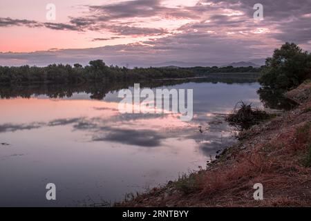 Sonnenaufgang Während Der Goldenen Stunde Entlang Des Unteren Salt River Stockfoto