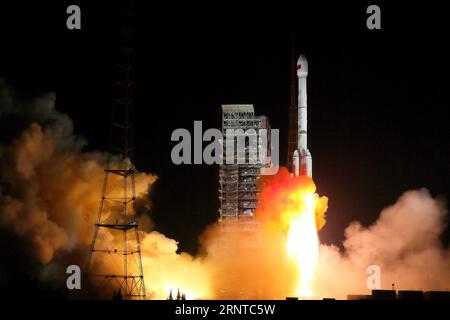 (171105) -- XICHANG, 5. November -- China startete zwei BeiDou-3-Satelliten über eine einzige Trägerrakete in den Weltraum, um sein globales Navigations- und Positionierungsnetz am Sonntag um 19:45 Uhr zu unterstützen. ) CHINA-XICHANG-BEIDOU-3 SATELLITEN STARTEN YangxZhiyuan PUBLICATIONxNOTxINxCHN Stockfoto