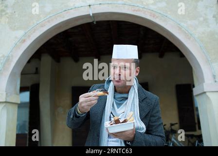 (171106) -- TREVISO, 6. November 2017 -- Ein Konkurrent zeigt seinen Tiramisu während der Tiramisu-Weltmeisterschaft in der Rotonda von Badoere bei Treviso, Italien, am 4. November 2017. Die Tiramisu-Weltmeisterschaft 2017 fand am 4. Und 5. November in und um die nördliche italienische Stadt Treviso statt, wobei 720 nichtprofessionelle Köche um die weltbesten Tiramisu konkurrierten. )(zcc) ITALIEN-TREVISO-TIRAMISU-WELTCUP JinxYu PUBLICATIONxNOTxINxCHN Stockfoto