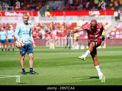 Brentfords Bryan Mbeumo erwärmt sich vor dem Spiel der Premier League im Gtech Community Stadium in London. Bilddatum: Samstag, 2. September 2023. Stockfoto