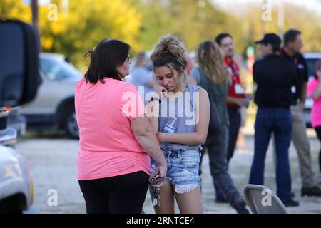 (171106) -- SUTHERLAND SPRINGS, 6. November 2017 -- Eine Mutter tröstet ihre Tochter in der Nähe der Kirche, wo am 5. November 2017 in Sutherland Springs im US-Bundesstaat Texas 26 Menschen getötet wurden. Mindestens 26 Menschen wurden getötet, nachdem ein bewaffneter Mann während der Sonntagsgottesdienste in Sutherland Springs im US-Bundesstaat Texas das Feuer in einer Kirche eröffnet hatte, sagte Gouverneur Greg Abbott am Sonntag. (yy) U.S.-SUTHERLAND SPRINGS-GUNMAN-ATTACK YanxBo PUBLICATIONxNOTxINxCHN Stockfoto