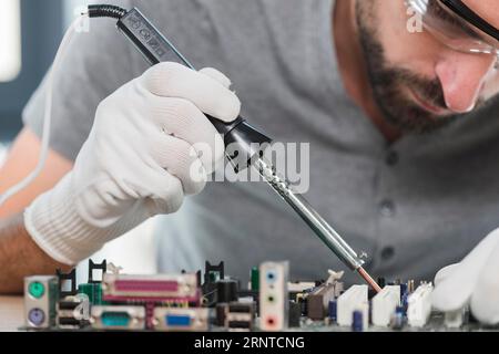 Nahaufnahme der Werkstatt zum Löten von Computerschaltungen Stockfoto