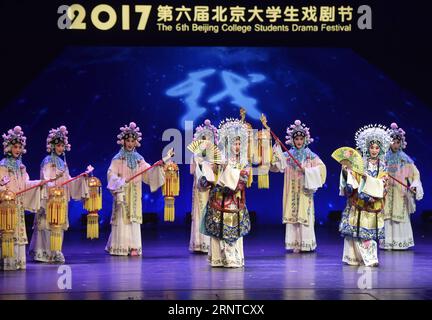 (171106) -- PEKING, 6. November 2017 -- Studenten der Zentralen Schauspielakademie führen Peking-Oper während der Abschlusszeremonie des 6. Beijing College Students Drama Festivals in Peking, Hauptstadt von China, 6. November 2017 auf. Das 20-tägige Festival endete hier am Montag.) (wyo) CHINA-BEIJING-COLLEGE-DRAMA FESTIVAL (CN) LuoxXiaoguang PUBLICATIONxNOTxINxCHN Stockfoto