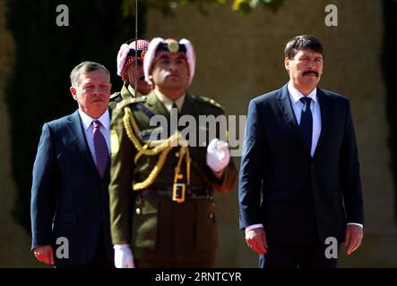 (171106) -- AMMAN, 6. November 2017 -- der ungarische Präsident Janos Ader (1. R) besucht die Ehrentruppen mit dem jordanischen König Abdullah II. (1. L) am 6. November 2017 im königlichen Palast in Amman, Jordanien. ) (zf) JORDAN-AMMAN-POLITICS-HUNGARY-PRESIDENT-VISITS MohammadxAbuxGhosh PUBLICATIONxNOTxINxCHN Stockfoto