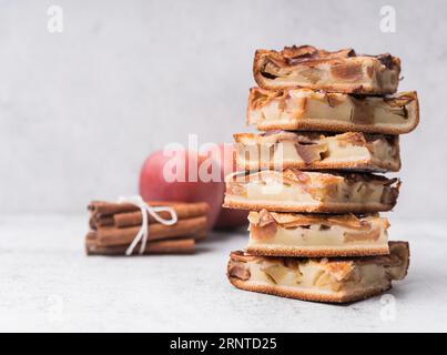 Schließen Sie den Stapel Kuchen in Äpfel Stockfoto