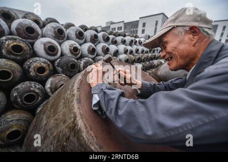 (171107) -- SHAOXING, 7. November 2017 -- Ein Arbeiter repariert Ein Weinglas in einer Reisweinfabrik in Shaoxing, ostchinesische Provinz Zhejiang, 7. November 2017. Mit Beginn des Winters am 7. November, einem Sonnentermin im traditionellen chinesischen Mondkalender, begann die Herstellung von Reiswein in Shaoxing City. Reiswein ist ein wichtiger Industriezweig in Shaoxing, wo 74 Reisweinunternehmen und mehr als 11.000 Arbeiter jedes Jahr mehr als 600.000 Tonnen Reiswein produzieren. Reiswein wird hier in mehr als 40 Länder und Regionen exportiert, und die Brautechnik wurde als eine der nationalen immateriellen Cul aufgeführt Stockfoto