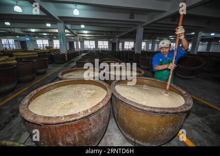 (171107) -- SHAOXING, 7. November 2017 -- Ein Arbeiter rührt Materialien für die Herstellung von Reiswein in einer Reisweinfabrik in Shaoxing, ostchinesische Provinz Zhejiang, 7. November 2017. Mit Beginn des Winters am 7. November, einem Sonnentermin im traditionellen chinesischen Mondkalender, begann die Herstellung von Reiswein in Shaoxing City. Reiswein ist ein wichtiger Industriezweig in Shaoxing, wo 74 Reisweinunternehmen und mehr als 11.000 Arbeiter jedes Jahr mehr als 600.000 Tonnen Reiswein produzieren. Reiswein wird hier in mehr als 40 Länder und Regionen exportiert, und die Brautechnik wurde als eine der nat aufgeführt Stockfoto