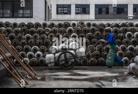 (171107) -- SHAOXING, 7. November 2017 -- Ein Arbeiter trägt Weingläser in einer Reisweinfabrik in Shaoxing, ostchinesische Provinz Zhejiang, 7. November 2017. Mit Beginn des Winters am 7. November, einem Sonnentermin im traditionellen chinesischen Mondkalender, begann die Herstellung von Reiswein in Shaoxing City. Reiswein ist ein wichtiger Industriezweig in Shaoxing, wo 74 Reisweinunternehmen und mehr als 11.000 Arbeiter jedes Jahr mehr als 600.000 Tonnen Reiswein produzieren. Reiswein wird hier in mehr als 40 Länder und Regionen exportiert, und die Brautechnik wurde als eine der nationalen immateriellen Cu aufgeführt Stockfoto