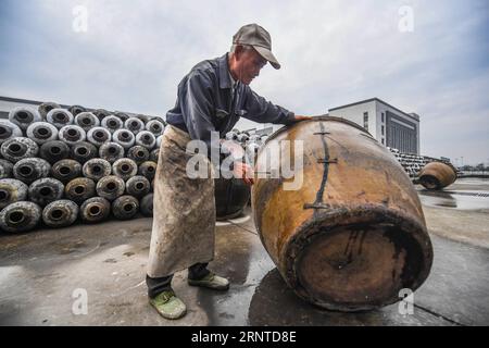 (171107) -- SHAOXING, 7. November 2017 -- Ein Arbeiter überprüft Ein festgelegtes Weinglas in einer Reisweinfabrik in Shaoxing, ostchinesische Provinz Zhejiang, 7. November 2017. Mit Beginn des Winters am 7. November, einem Sonnentermin im traditionellen chinesischen Mondkalender, begann die Herstellung von Reiswein in Shaoxing City. Reiswein ist ein wichtiger Industriezweig in Shaoxing, wo 74 Reisweinunternehmen und mehr als 11.000 Arbeiter jedes Jahr mehr als 600.000 Tonnen Reiswein produzieren. Reiswein wird hier in mehr als 40 Länder und Regionen exportiert, und die Brautechnik wurde als eine der nationalen Intangi aufgeführt Stockfoto