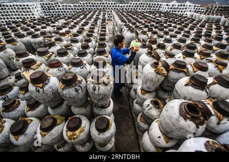 (171107) -- SHAOXING, 7. November 2017 -- Ein Arbeiter nimmt Proben aus einem Weinglas in einer Reisweinfabrik in Shaoxing, ostchinesische Provinz Zhejiang, 7. November 2017. Mit Beginn des Winters am 7. November, einem Sonnentermin im traditionellen chinesischen Mondkalender, begann die Herstellung von Reiswein in Shaoxing City. Reiswein ist ein wichtiger Industriezweig in Shaoxing, wo 74 Reisweinunternehmen und mehr als 11.000 Arbeiter jedes Jahr mehr als 600.000 Tonnen Reiswein produzieren. Reiswein wird hier in mehr als 40 Länder und Regionen exportiert, und die Brautechnik wurde als eine der nationalen Intangi aufgeführt Stockfoto