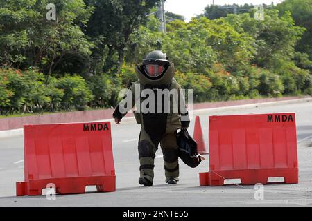 (171107) -- PASAY CITY, 7. November 2017 -- ein Mitglied der philippinischen National Police explosive Ordnance Division (PNP-EOD), das einen Bombenanzug trägt, führt ein Szenario zur Bombenbeseitigung durch, um ihre Vorbereitung auf die Sicherheit beim kommenden 31. Gipfeltreffen der Vereinigung Südostasiatischer Nationen (ASEAN) am 7. November 2017 in Pasay City auf den Philippinen zu zeigen. )(Axy) PHILIPPINEN-PASAY CITY-ASEAN-BOMB DISPOSAL-SZENARIO ROUELLExUMALI PUBLICATIONxNOTxINxCHN Stockfoto