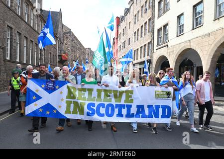 Edinburgh, Schottland, Großbritannien. September 2023. Humza Yousaf, erster Minister Schottlands, schließt sich dem "Glauben an Schottland"-marsch für "Unabhängigkeit in der EU" an. Gutschrift. Douglas Carr/Alamy Live News Stockfoto