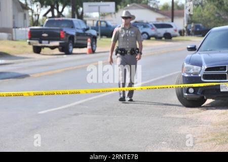 (171107) -- SUTHERLAND SPRINGS (USA), 7. November 2017 -- Ein Strafverfolgungsbeamter wird in der Nähe einer Kirche gesehen, in der am 7. November 2017 in Sutherland Springs, Texas, USA, Eine Massenschießerei stattfand. Die FBI-Agenten haben das Handy des bewaffneten Mannes abgeholt, der 26 Menschen bei einem Schießerei in einer texanischen Kirche getötet hat, aber noch nicht darauf zugegriffen hatte, sagte Christopher Combs, FBI-Spezialagent, am Dienstag. U.S.-TEXAS-SUTHERLAND SPRINGS-SHOOTING-INVESTIGATION LIUXLIWEI PUBLICATIONXNOTXINXCHN Stockfoto