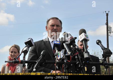 (171107) -- SUTHERLAND SPRINGS (USA), 7. November 2017 -- Christopher Combs, FBI-Spezialagent, spricht auf einer Pressekonferenz in Sutherland Springs, Texas, USA, am 7. November 2017. Die FBI-Agenten haben das Handy des bewaffneten Mannes abgeholt, der 26 Menschen bei einem Schießerei in einer texanischen Kirche getötet hat, aber noch nicht darauf zugegriffen hatte, sagte Christopher Combs, FBI-Spezialagent, am Dienstag. U.S.-TEXAS-SUTHERLAND SPRINGS-SHOOTING-INVESTIGATION LIUXLIWEI PUBLICATIONXNOTXINXCHN Stockfoto