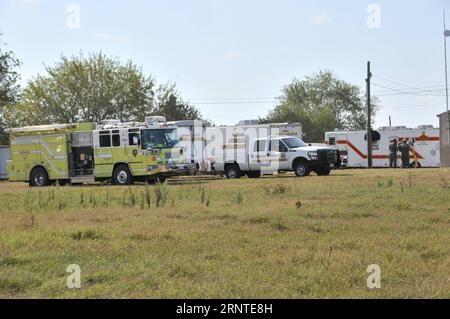 (171107) -- SUTHERLAND SPRINGS (USA), 7. Nov. 2017 -- Rettungsfahrzeuge werden in der Nähe einer Kirche gesehen, in der am 7. Nov. 2017 in Sutherland Springs, Texas, USA, eine Massenschießerei stattfand. Die FBI-Agenten haben das Handy des bewaffneten Mannes abgeholt, der 26 Menschen bei einem Schießerei in einer texanischen Kirche getötet hat, aber noch nicht darauf zugegriffen hatte, sagte Christopher Combs, FBI-Spezialagent, am Dienstag. U.S.-TEXAS-SUTHERLAND SPRINGS-SHOOTING-INVESTIGATION LIUXLIWEI PUBLICATIONXNOTXINXCHN Stockfoto