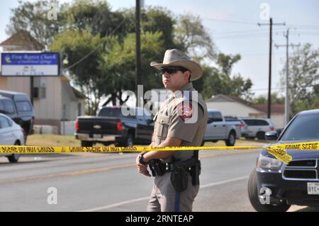 (171107) -- SUTHERLAND SPRINGS (USA), 7. November 2017 -- Ein Polizeibeamter steht Wache in der Nähe einer Kirche, in der am 7. November 2017 in Sutherland Springs, Texas, USA, Eine Massenschießerei stattfand. Die FBI-Agenten haben das Handy des bewaffneten Mannes abgeholt, der 26 Menschen bei einem Schießerei in einer texanischen Kirche getötet hat, aber noch nicht darauf zugegriffen hatte, sagte Christopher Combs, FBI-Spezialagent, am Dienstag. U.S.-TEXAS-SUTHERLAND SPRINGS-SHOOTING-INVESTIGATION LIUXLIWEI PUBLICATIONXNOTXINXCHN Stockfoto