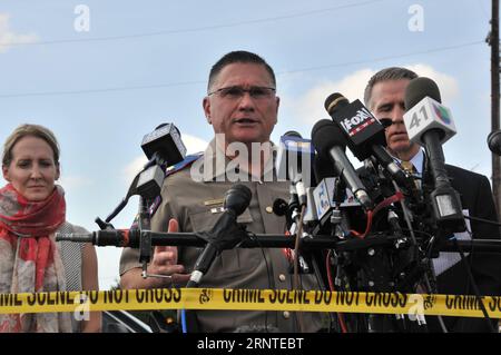 (171107) -- SUTHERLAND SPRINGS (USA), 7. November 2017 -- der Regionaldirektor des texanischen Ministeriums für öffentliche Sicherheit Freeman Martin (C) spricht auf einer Pressekonferenz in Sutherland Springs, Texas, USA, am 7. November 2017. Die FBI-Agenten haben das Handy des bewaffneten Mannes abgeholt, der 26 Menschen bei einem Schießerei in einer texanischen Kirche getötet hat, aber noch nicht darauf zugegriffen hatte, sagte Christopher Combs, FBI-Spezialagent, am Dienstag. U.S.-TEXAS-SUTHERLAND SPRINGS-SHOOTING-INVESTIGATION LIUXLIWEI PUBLICATIONXNOTXINXCHN Stockfoto