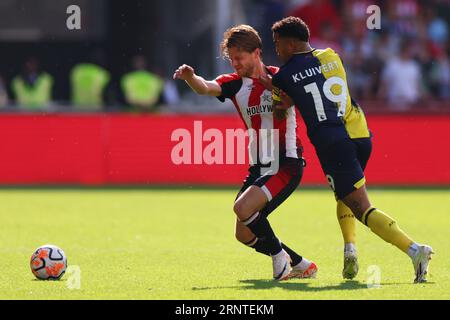 September 2023; Gtech Community Stadium, Brentford, London, England; Premier League Football, Brentford versus Bournemouth; Justin Kluivert aus Bournemouth tritt mit Mathias Jensen aus Brentford um den Ball an Stockfoto