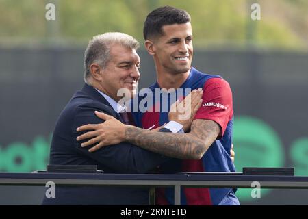 Barcelona, Spanien. September 2023. BARCELONA, SPANIEN - 02. SEPTEMBER: Joao Cancelo stellt sich als neuer Spieler des FC Barcelona bei Ciutat Esportiva vor Joan Gamper am 02. September 2023 in Barcelona, Spanien (Credit Image: © Gerard Franco/DAX via ZUMA Press Wire) NUR REDAKTIONELLE VERWENDUNG! Nicht für kommerzielle ZWECKE! Stockfoto