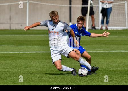 Swansea, Wales. 2. September 2023. Jacob Cook aus Swansea City kämpft am 2. September 2023 mit Trey George aus Cardiff City um Besitz während des Spiels des U18 Professional Development League Cup zwischen Swansea City und Cardiff City an der Swansea City Academy in Swansea, Wales, UK. Quelle: Duncan Thomas/Majestic Media/Alamy Live News. Stockfoto