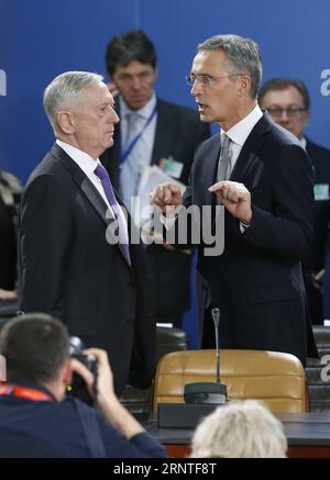 (171108) -- BRÜSSEL, 8. November 2017 -- US-Verteidigungsminister Jim Mattis (L) und NATO-Generalsekretär Jens Stoltenberg sprechen vor dem ersten Tag eines zweitägigen Treffens der NATO-VERTEIDIGUNGSMINISTER am 8. November 2017 in ihrem Hauptquartier in Brüssel (Belgien)(Axy) BELGIEN-BRÜSSEL-NATO-VERTEIDIGUNGSMINISTER-TREFFEN YexPingfan PUBLICATIONxNOTxINxCHN Stockfoto