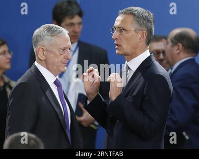 (171108) -- BRÜSSEL, 8. November 2017 -- US-Verteidigungsminister Jim Mattis (L) und NATO-Generalsekretär Jens Stoltenberg sprechen vor dem ersten Tag eines zweitägigen Treffens der NATO-VERTEIDIGUNGSMINISTER am 8. November 2017 in ihrem Hauptquartier in Brüssel (Belgien)(Axy) BELGIEN-BRÜSSEL-NATO-VERTEIDIGUNGSMINISTER-TREFFEN YexPingfan PUBLICATIONxNOTxINxCHN Stockfoto