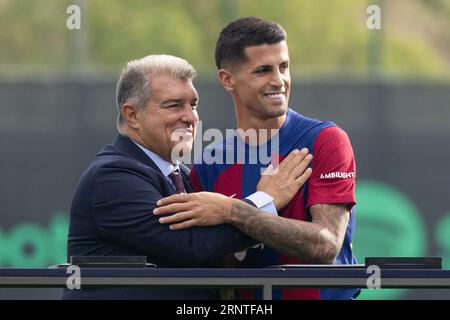 Barcelona, Spanien. September 2023. BARCELONA, SPANIEN - 02. SEPTEMBER: Joao Cancelo stellt sich als neuer Spieler des FC Barcelona bei Ciutat Esportiva vor Joan Gamper am 02. September 2023 in Barcelona, Spanien (Credit Image: © Gerard Franco/DAX via ZUMA Press Wire) NUR REDAKTIONELLE VERWENDUNG! Nicht für kommerzielle ZWECKE! Stockfoto