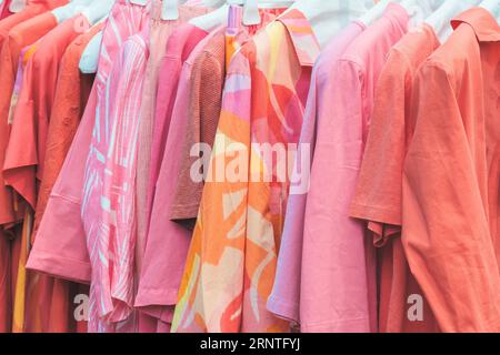 Sommerkleider auf dem Markt Stockfoto